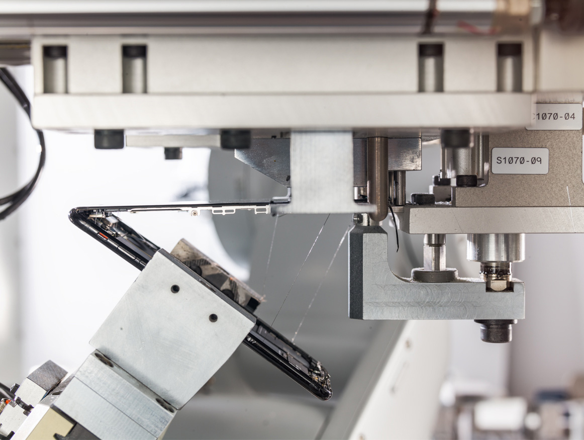 Apple's New Recycling Robot Can Disassemble 200 iPhones Per Hour Apple's New Recycling Robot Can Disassemble 200 iPhones Per Hour