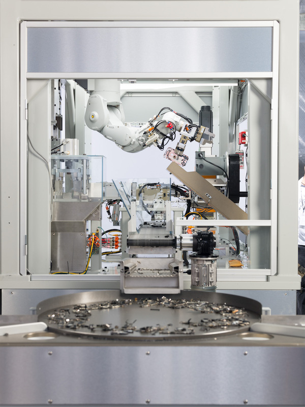 Apple's New Recycling Robot Can Disassemble 200 iPhones Per Hour Apple's New Recycling Robot Can Disassemble 200 iPhones Per Hour