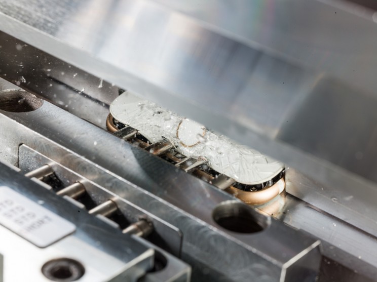 Apple's New Recycling Robot Can Disassemble 200 iPhones Per Hour Apple's New Recycling Robot Can Disassemble 200 iPhones Per Hour