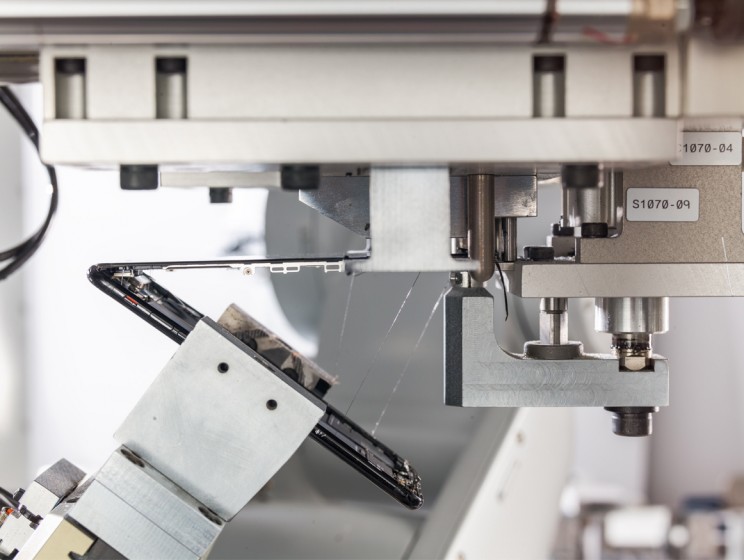 Apple's New Recycling Robot Can Disassemble 200 iPhones Per Hour Apple's New Recycling Robot Can Disassemble 200 iPhones Per Hour