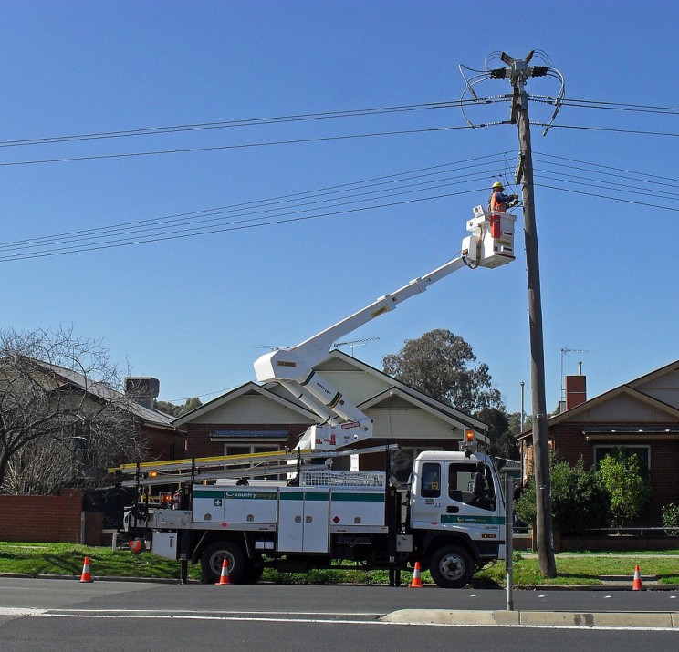 Life-Saving Tips On What to Do If A Power Line Touches Your Car Life-Saving Tips On What to Do If A Power Line Touches Your Car