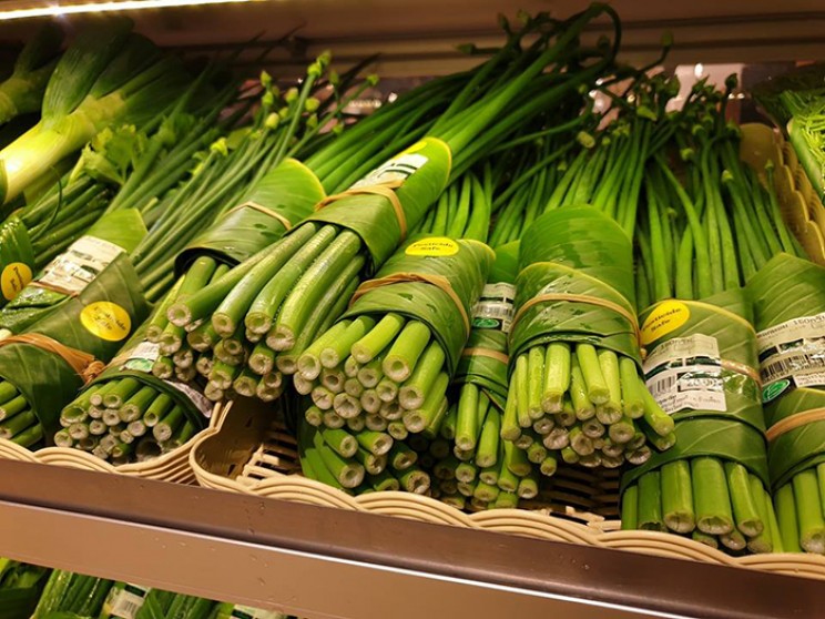 Thai Supermarket Uses Eco-Friendly Banana Leaves for Packaging Thai Supermarket Uses Eco-Friendly Banana Leaves for Packaging