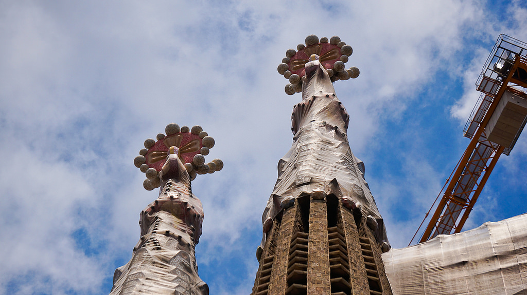 La Sagrada Familia: Barcelona's Unfinished Masterpiece by Antoni Gaudi La Sagrada Familia: Barcelona's Unfinished Masterpiece by Antoni Gaudi