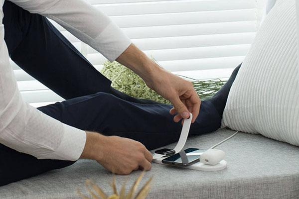 This Wireless Charging Pad Powers Up Your Devices Without the Sight of Messy Cables This Wireless Charging Pad Powers Up Your Devices Without the Sight of Messy Cables