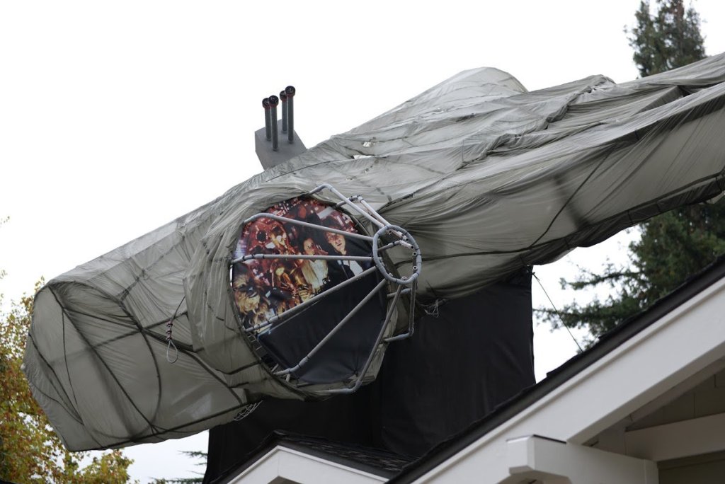 Man Installs Massive Millennium Falcon Spaceship Replica on Top of His Roof Man Installs Massive Millennium Falcon Spaceship Replica on Top of His Roof