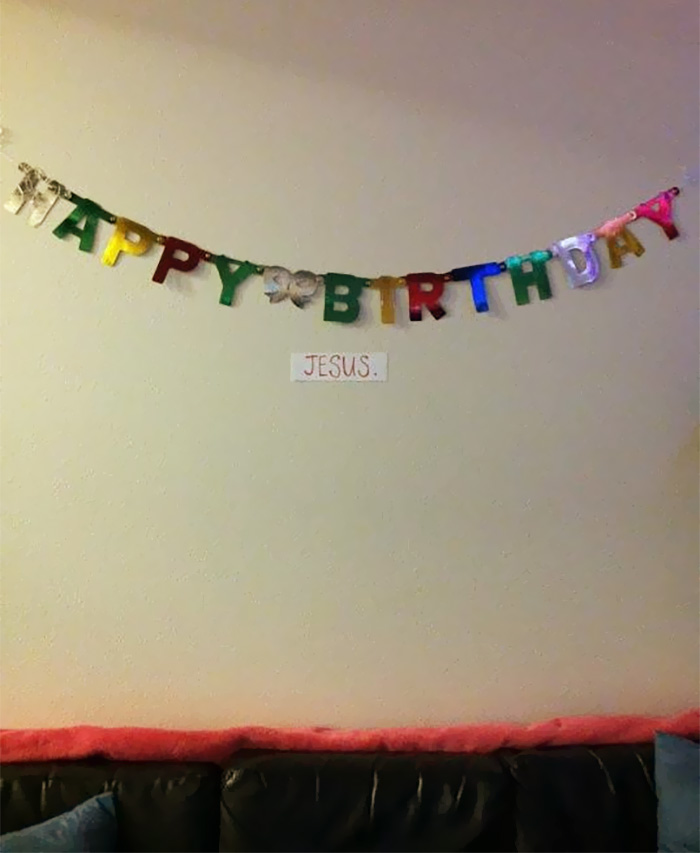 11+ of the Laziest Christmas Decoration Attempts 11+ of the Laziest Christmas Decoration Attempts