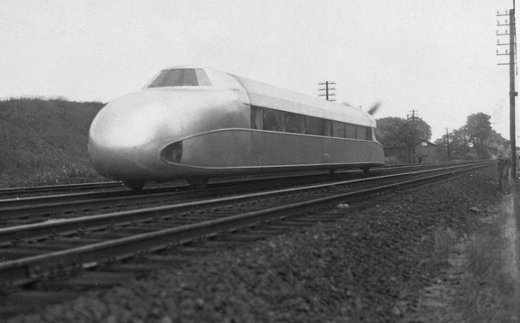 This German Engineer Created a Hybrid of a Train and a Zeppelin This German Engineer Created a Hybrid of a Train and a Zeppelin