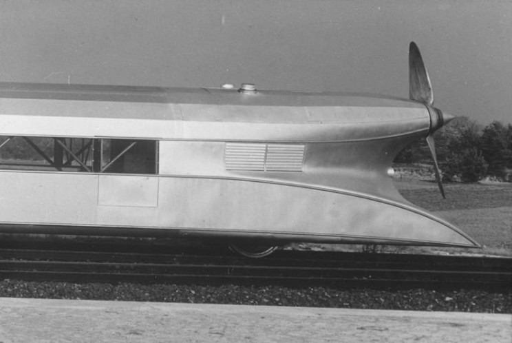This German Engineer Created a Hybrid of a Train and a Zeppelin This German Engineer Created a Hybrid of a Train and a Zeppelin