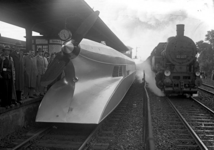 This German Engineer Created a Hybrid of a Train and a Zeppelin