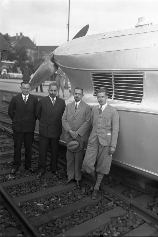This German Engineer Created a Hybrid of a Train and a Zeppelin This German Engineer Created a Hybrid of a Train and a Zeppelin