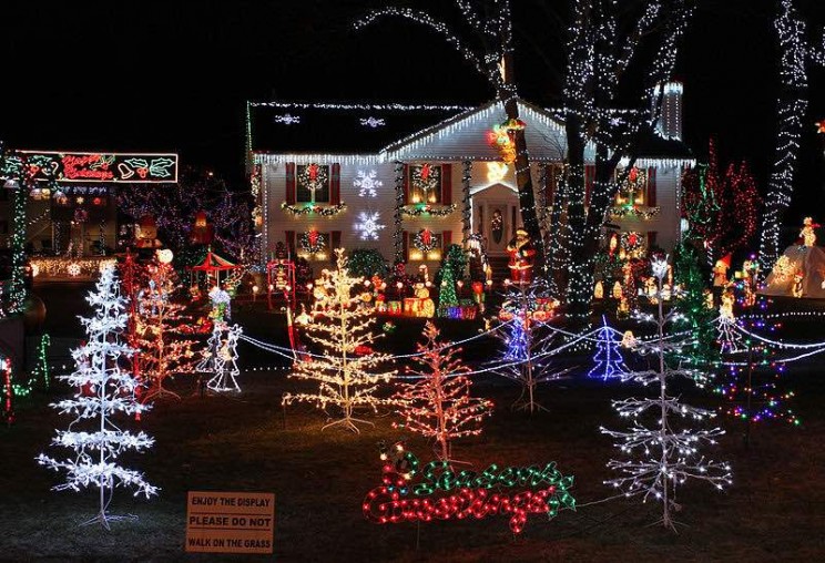 Festive Man Fined $232 for Adorning His Car with Christmas Lights