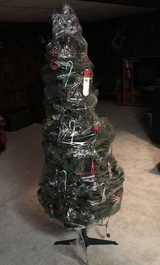 11+ of the Laziest Christmas Decoration Attempts 11+ of the Laziest Christmas Decoration Attempts