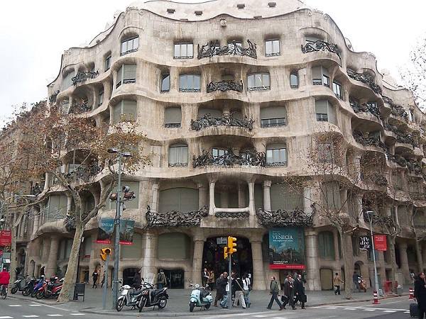 Antoni Gaudi: "God's Architect" who Brought Buildings to Life Antoni Gaudi: "God's Architect" who Brought Buildings to Life