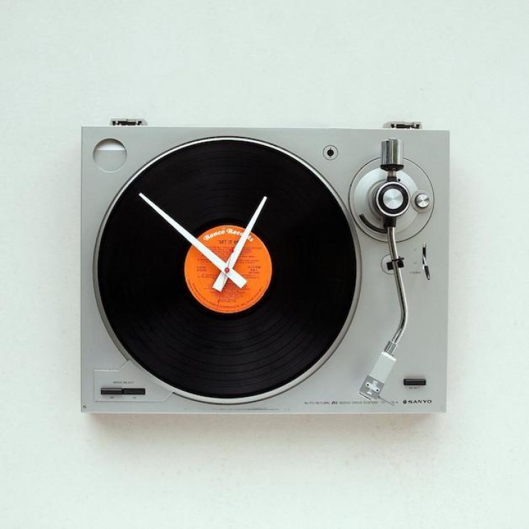 17 Wall Clock Designs That Are Sure to Turn Heads in Your Home