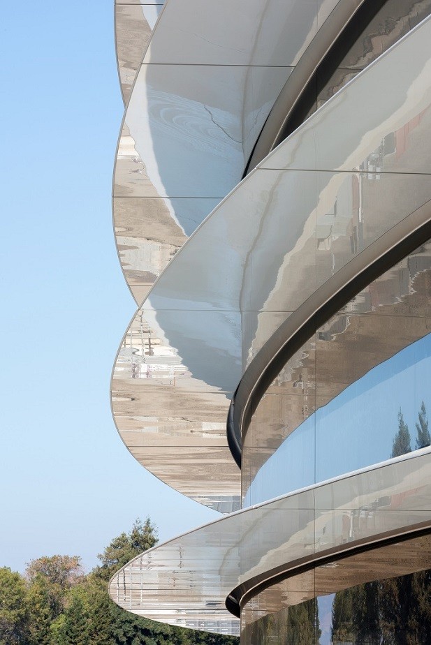 Distracted Employees at Apple’s New Campus Have Been Walking into the Glass Panes Distracted Employees at Apple’s New Campus Have Been Walking into the Glass Panes