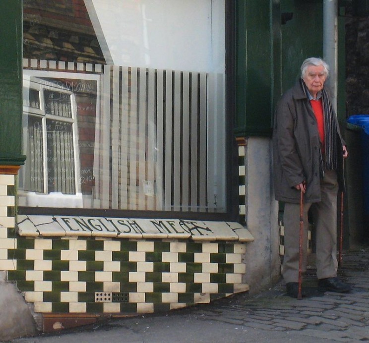 This Baffling Optical Illusion Makes Two Identical Street Photos Appear Different