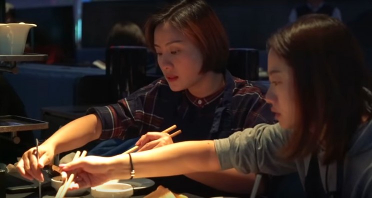 Popular Chinese Hot Pot Chain Introduces Robot Soup Chef