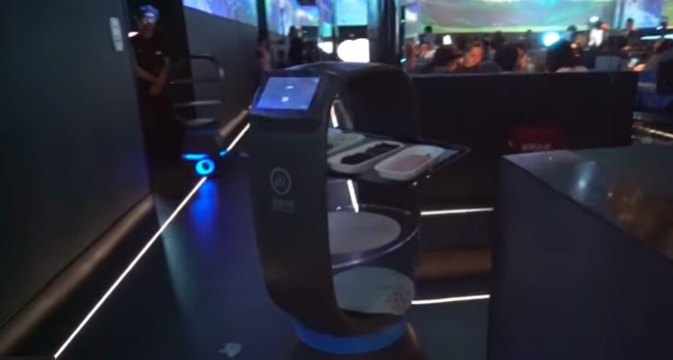 Popular Chinese Hot Pot Chain Introduces Robot Soup Chef