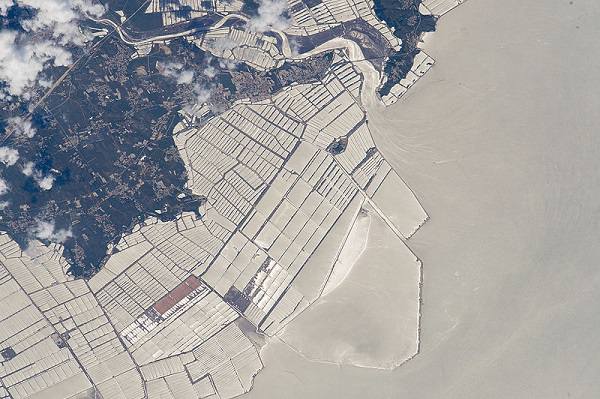 These Massive Floating Fish Farms in China Provide Most of the World's Seafood These Massive Floating Fish Farms in China Provide Most of the World's Seafood