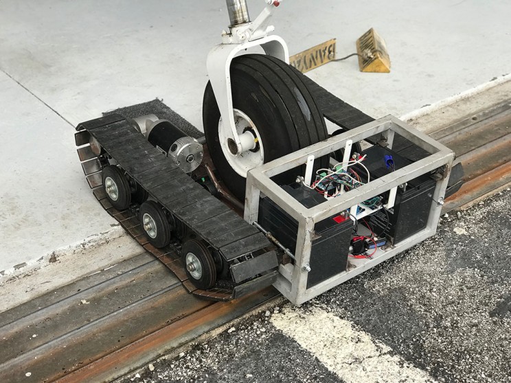 This iPhone-Controlled Electric Tug Can Pull a Cessna This iPhone-Controlled Electric Tug Can Pull a Cessna