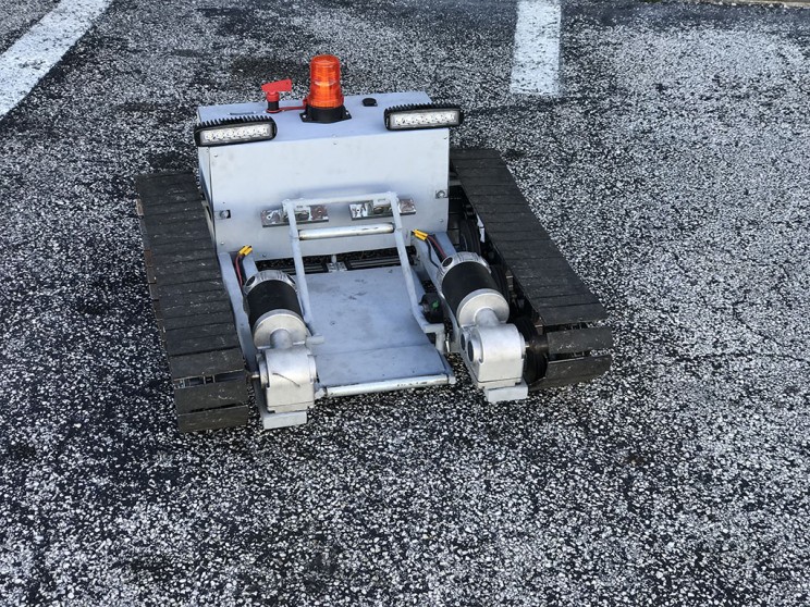 This iPhone-Controlled Electric Tug Can Pull a Cessna This iPhone-Controlled Electric Tug Can Pull a Cessna
