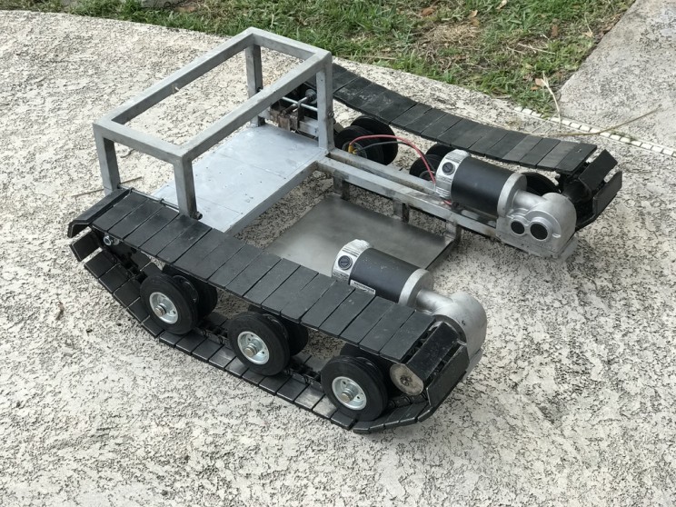 This iPhone-Controlled Electric Tug Can Pull a Cessna This iPhone-Controlled Electric Tug Can Pull a Cessna