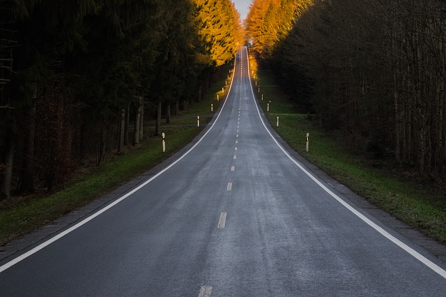 The Interesting Reason Behind Why Some Road Lines Are White and Others Are Yellow The Interesting Reason Behind Why Some Road Lines Are White and Others Are Yellow