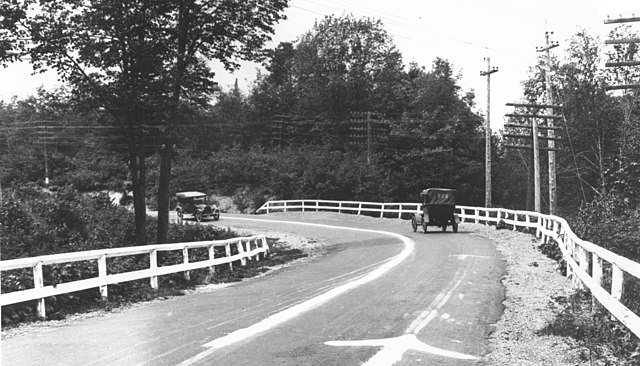The Interesting Reason Behind Why Some Road Lines Are White and Others Are Yellow The Interesting Reason Behind Why Some Road Lines Are White and Others Are Yellow