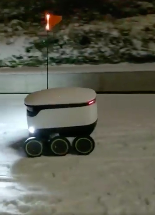 This Food Delivery Robot Successfully Made Its Way Through Snowy Streets of England This Food Delivery Robot Successfully Made Its Way Through Snowy Streets of England