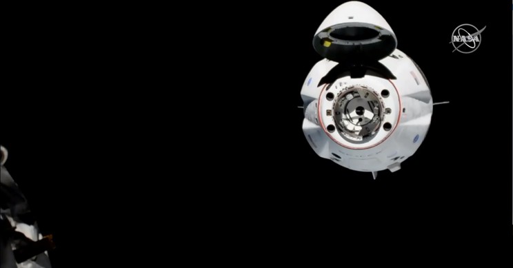 SpaceX-Dragon-Crew-Capsule-Approach SpaceX Dragon Crew Capsule Approach