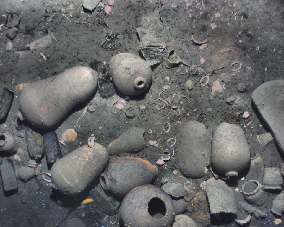 Robot Submarine Discovers 300-Year-Old Shipwreck with $17 Billion in Treasure Robot Submarine Discovers 300-Year-Old Shipwreck with $17 Billion in Treasure