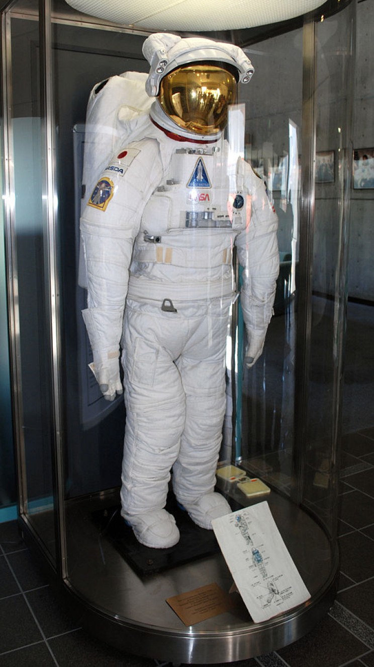 The Evolution of the Spacesuit: From the Project Mercury Suit to the Aouda.X Human-Machine Interface The Evolution of the Spacesuit: From the Project Mercury Suit to the Aouda.X Human-Machine Interface