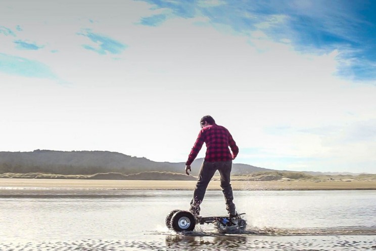 This Compact Electric Board Can Tackle Any Terrain From Sand to Snow This Compact Electric Board Can Tackle Any Terrain From Sand to Snow