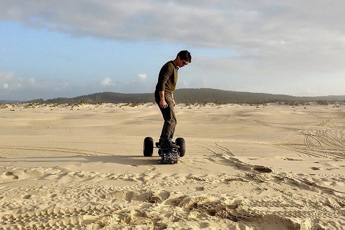 This Compact Electric Board Can Tackle Any Terrain From Sand to Snow This Compact Electric Board Can Tackle Any Terrain From Sand to Snow