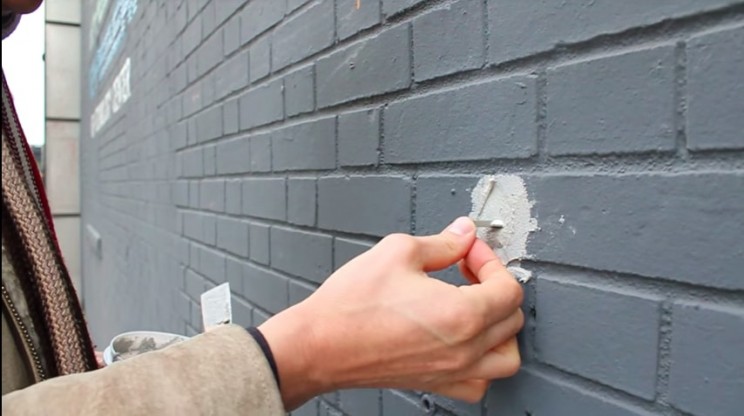 These USBs Hidden in Walls Are Part of a Mysterious File-Sharing Scavenger Hunt These USBs Hidden in Walls Are Part of a Mysterious File-Sharing Scavenger Hunt