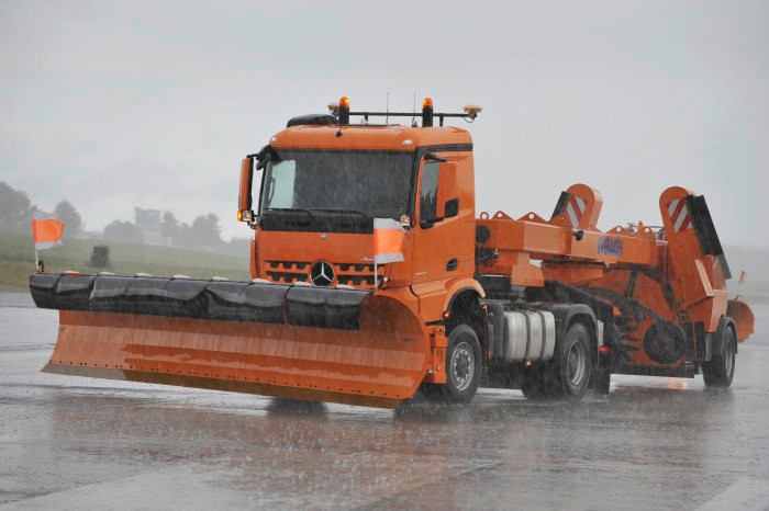 Daimler Has Revealed Its Fleet of Autonomous Snow Plow Trucks for Airports Daimler Has Revealed Its Fleet of Autonomous Snow Plow Trucks for Airports