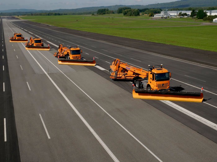 Daimler Has Revealed Its Fleet of Autonomous Snow Plow Trucks for Airports Daimler Has Revealed Its Fleet of Autonomous Snow Plow Trucks for Airports