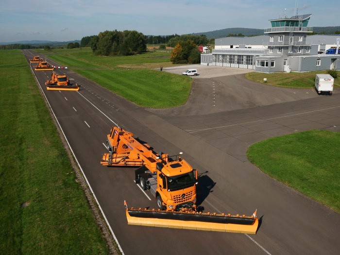 Daimler Has Revealed Its Fleet of Autonomous Snow Plow Trucks for Airports Daimler Has Revealed Its Fleet of Autonomous Snow Plow Trucks for Airports