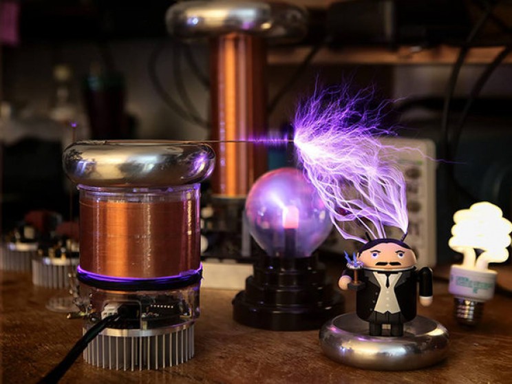 Amaze your friends with this Tiny Tesla Coil