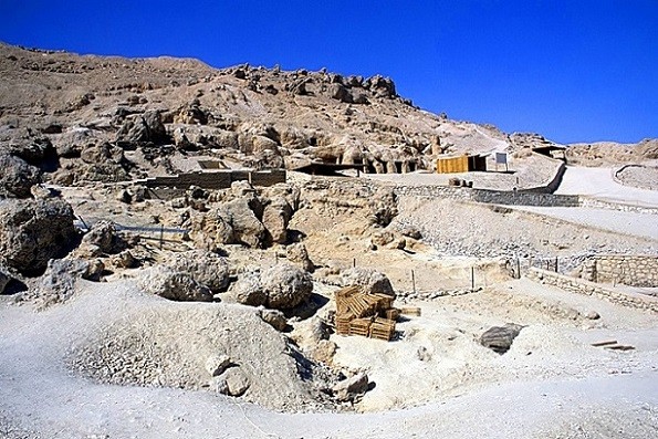 Archaeologists Unearth A 3500-Year-Old Tomb Filled with Mummies in Luxor Archaeologists Unearth A 3500-Year-Old Tomb Filled with Mummies in Luxor