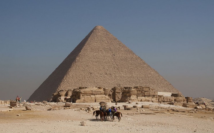 A 4,500 Year Old Papyrus Holds the Answer to How the Great Pyramid Was Built A 4,500 Year Old Papyrus Holds the Answer to How the Great Pyramid Was Built