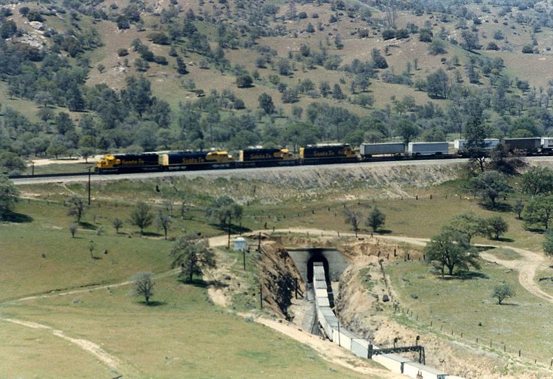 Going Round the Bend With the Tehachapi Loop Going Round the Bend With the Tehachapi Loop