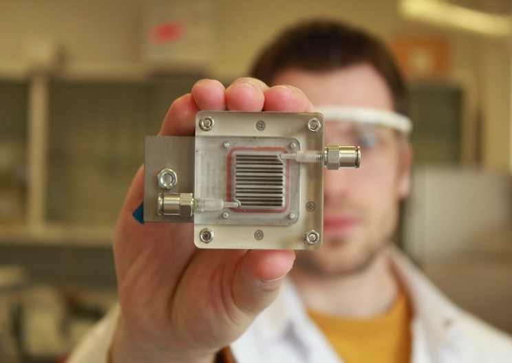 This Tiny Device Can Convert Polluted Air Into Hydrogen Fuel
