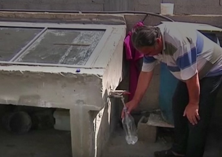 Gaza Man Uses Self-Built Solar Desalination Machine to Purify Water