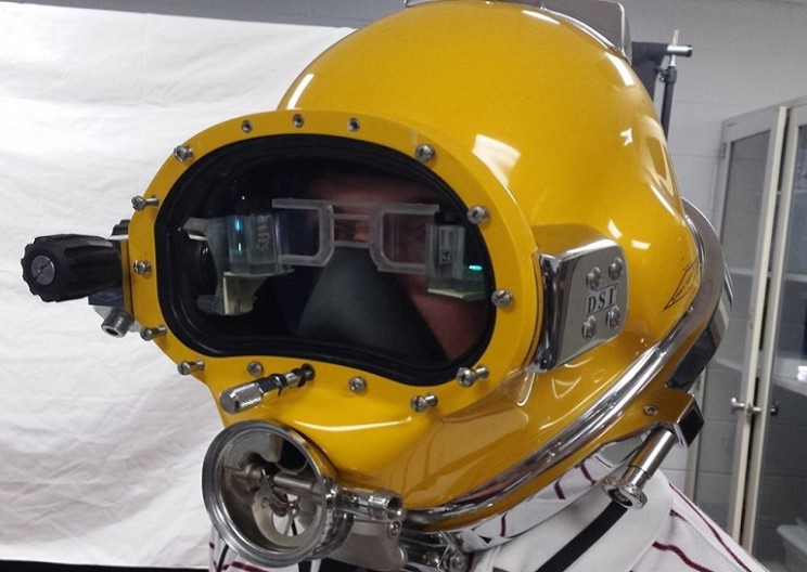 Navy Engineers Develop Futuristic HUD for Diving helmets