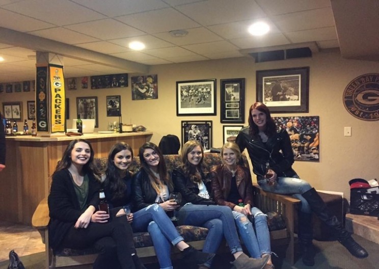 The Internet Is Trying To Solve This Optical Illusion Of Six Girls With Only 10 Legs