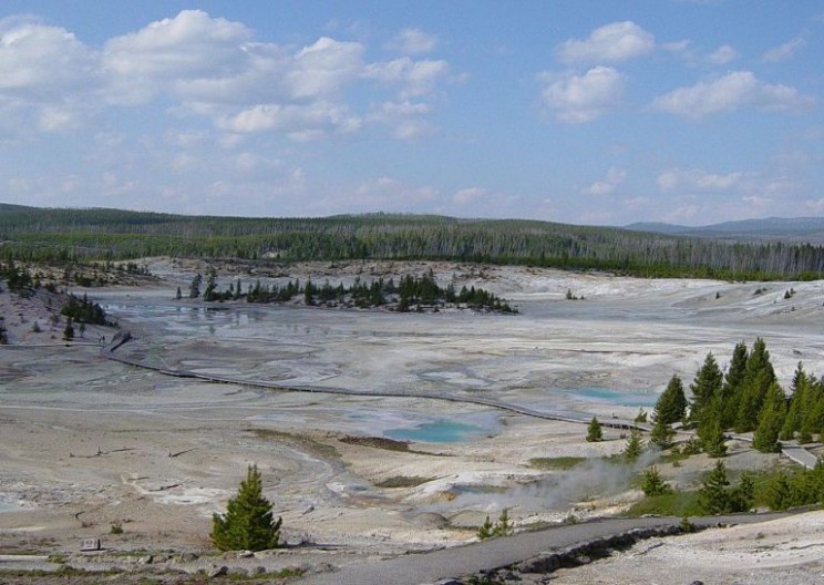 Man Dies in Acidic 'Hot Pot' at Yellowstone National Park