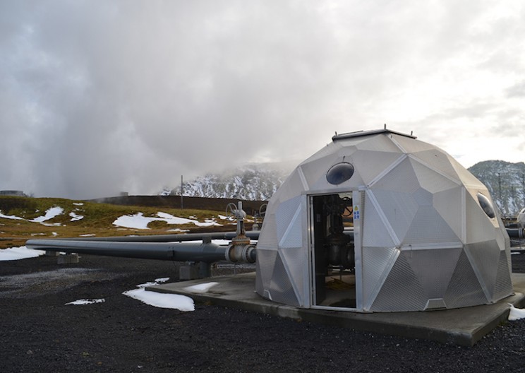 Geothermal Power Plant Turns CO2 Emissions Into Solids
