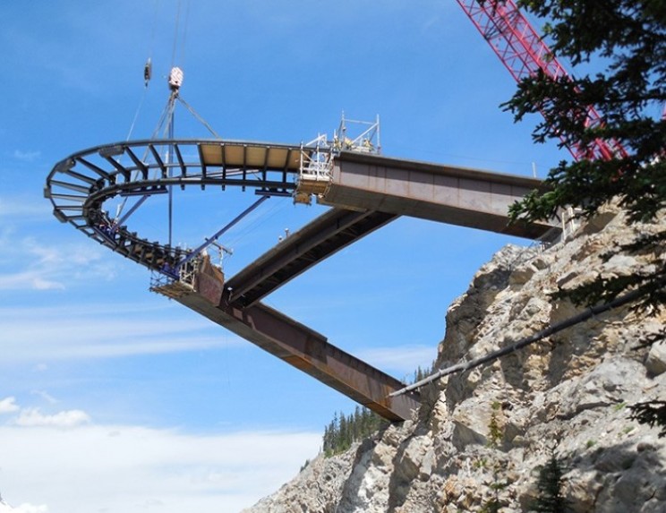See the Ice field in Canadian Rockies from Glacier Skywalk with Glass-bottom