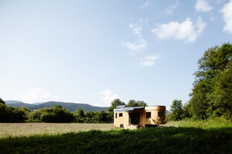 Small luxury Wohnwagon trailer home looks after itself